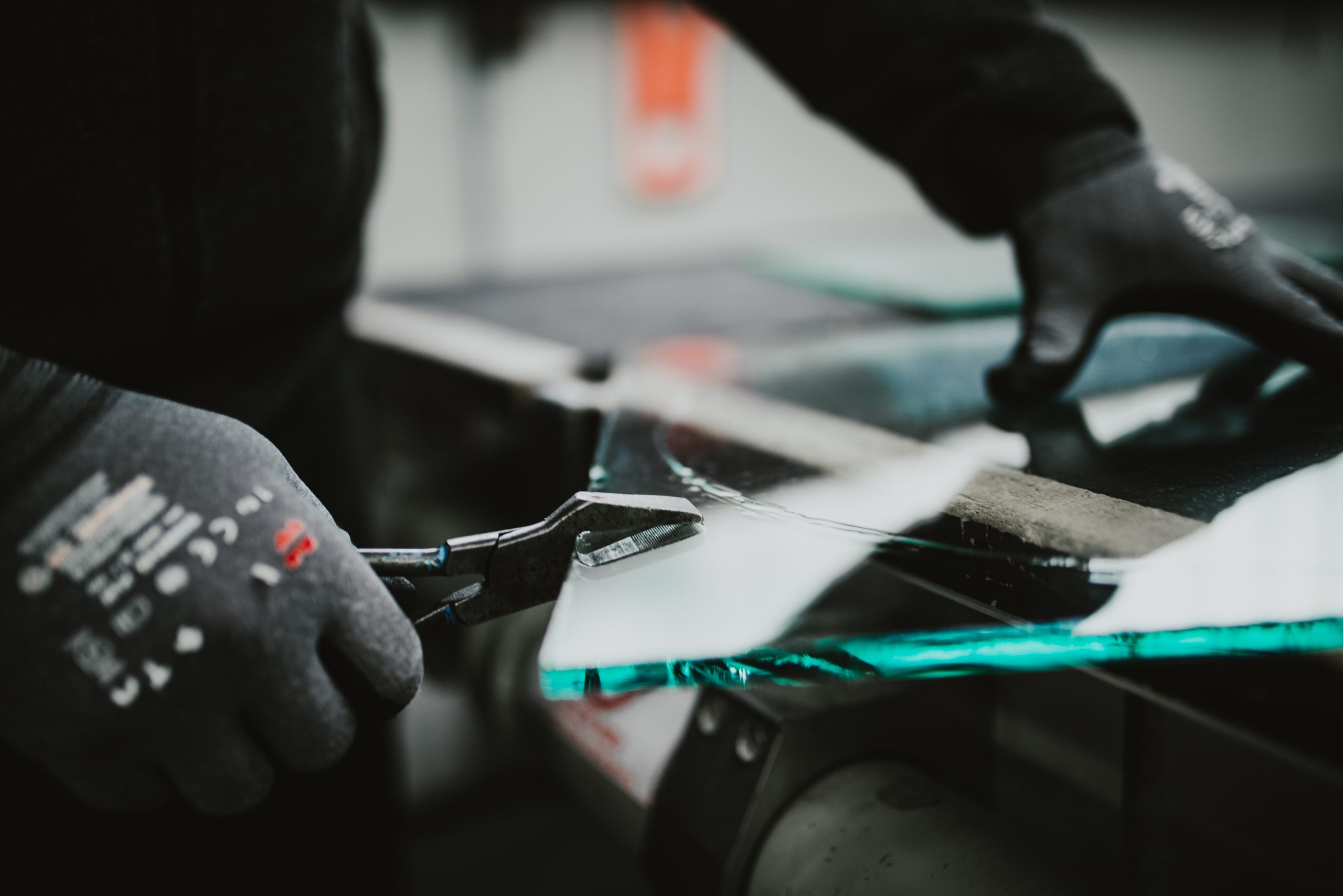 Ročna obdelava stekla v delavnici Artlinia Glass Studio