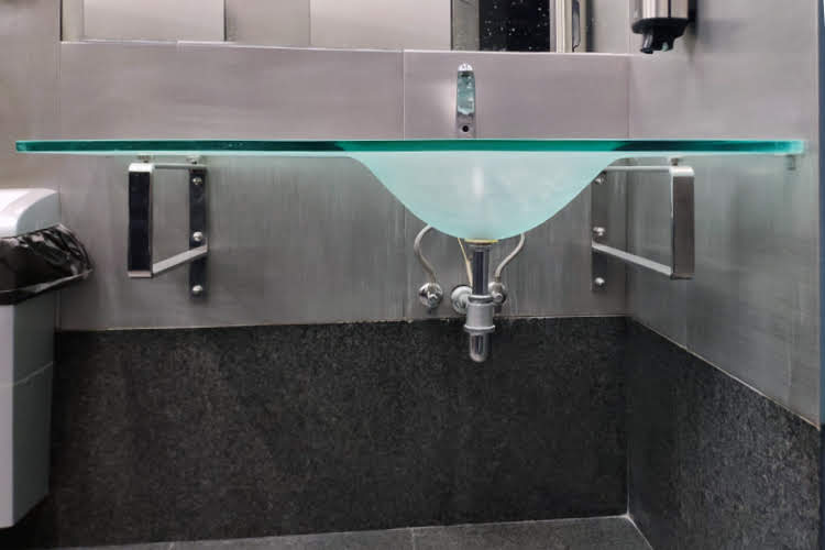 Stekleni umivalniki v kopalnici