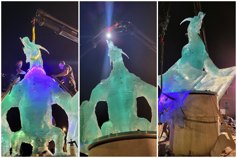 Postavljanje steklenega zmaja v Kozjem ponoči